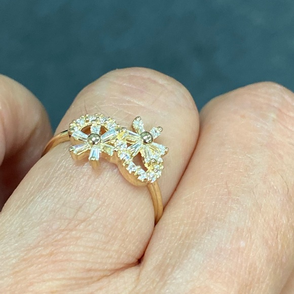 New Solid 14K Yellow Gold Fancy CZ Flower Ring - Picture 6 of 8